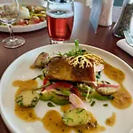 Отель Logis De La Loire - Restaurant Les Bateliers 2*