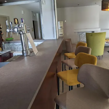 Logis De La Loire - Restaurant Les Bateliers 2*