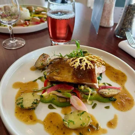 Hotel Logis De La Loire - Restaurant Les Bateliers 2*