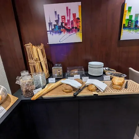 Logis De La Loire - Restaurant Les Bateliers 호텔 2*