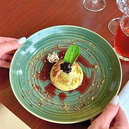 Logis De La Loire - Restaurant Les Bateliers 2*