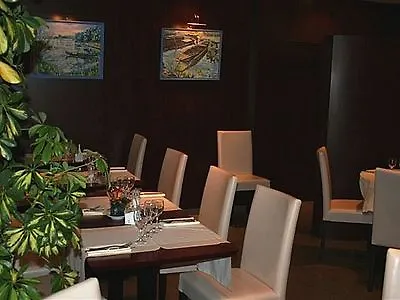 Logis De La Loire - Restaurant Les Bateliers 호텔 2*