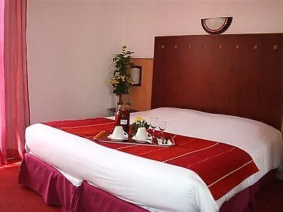 Logis De La Loire - Restaurant Les Bateliers 2*