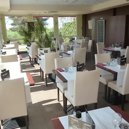 Logis De La Loire - Restaurant Les Bateliers 2*