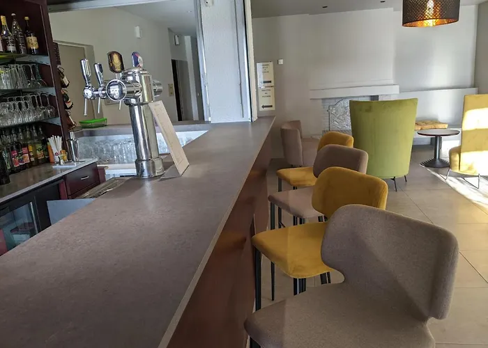 Logis De La Loire - Restaurant Les Bateliers 2*