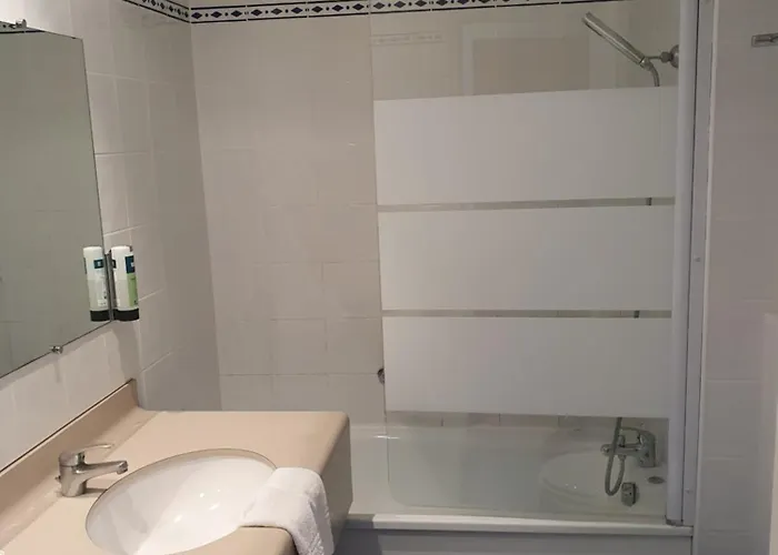 Отель Logis De La Loire - Restaurant Les Bateliers