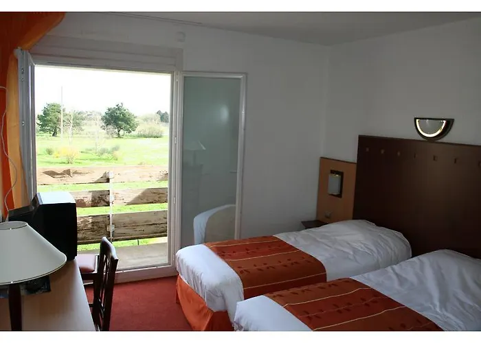 Logis De La Loire - Restaurant Les Bateliers 2*