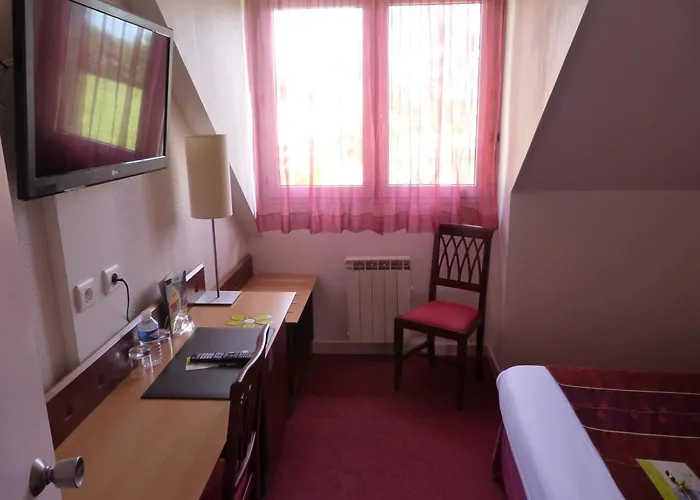 Hotel Logis De La Loire - Restaurant Les Bateliers 2*