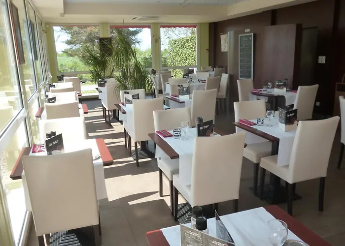 Logis De La Loire - Restaurant Les Bateliers 2*