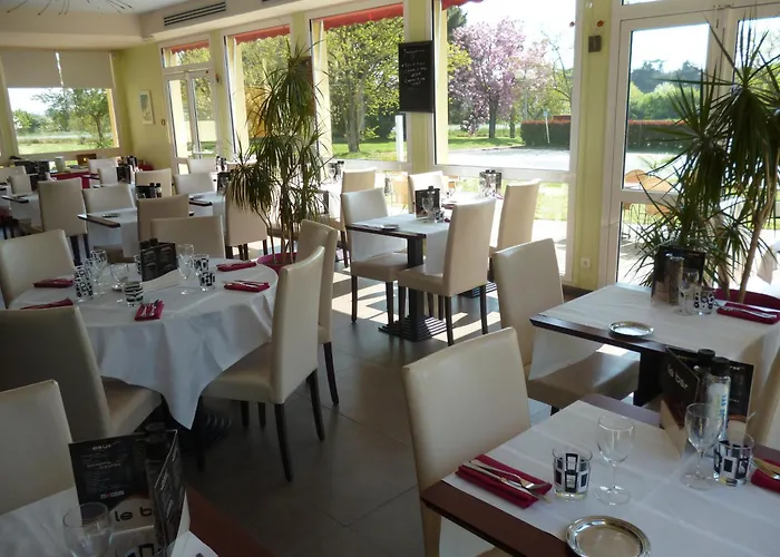 Logis De La Loire - Restaurant Les Bateliers Отель 2*